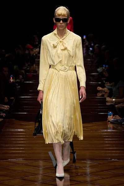 Look 10